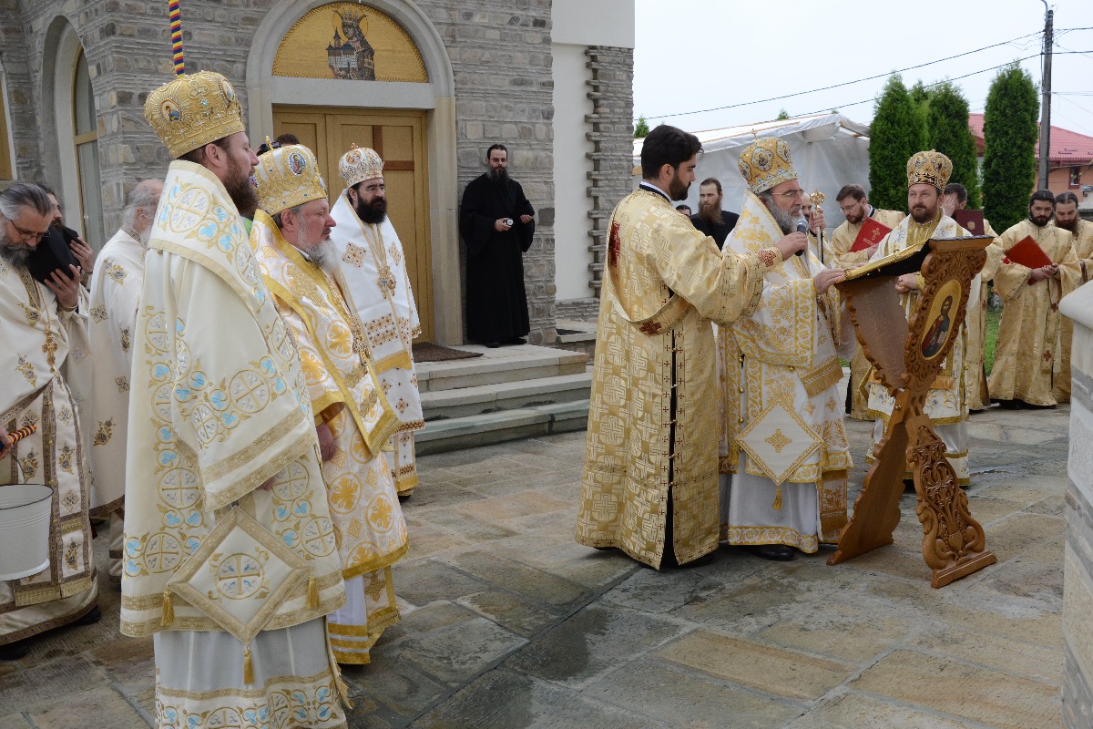 Şase ierarhi la sfinţirea noii biserici a Mănăstirii Popăuţi (Galerie FOTO) Şase ierarhi la sfinţirea noii biserici a Mănăstirii Popăuţi (Galerie FOTO)