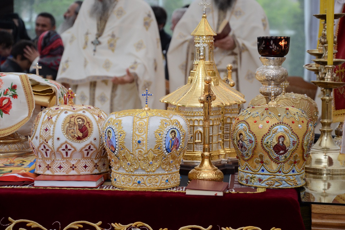Şase ierarhi la sfinţirea noii biserici a Mănăstirii Popăuţi (Galerie FOTO) Şase ierarhi la sfinţirea noii biserici a Mănăstirii Popăuţi (Galerie FOTO)