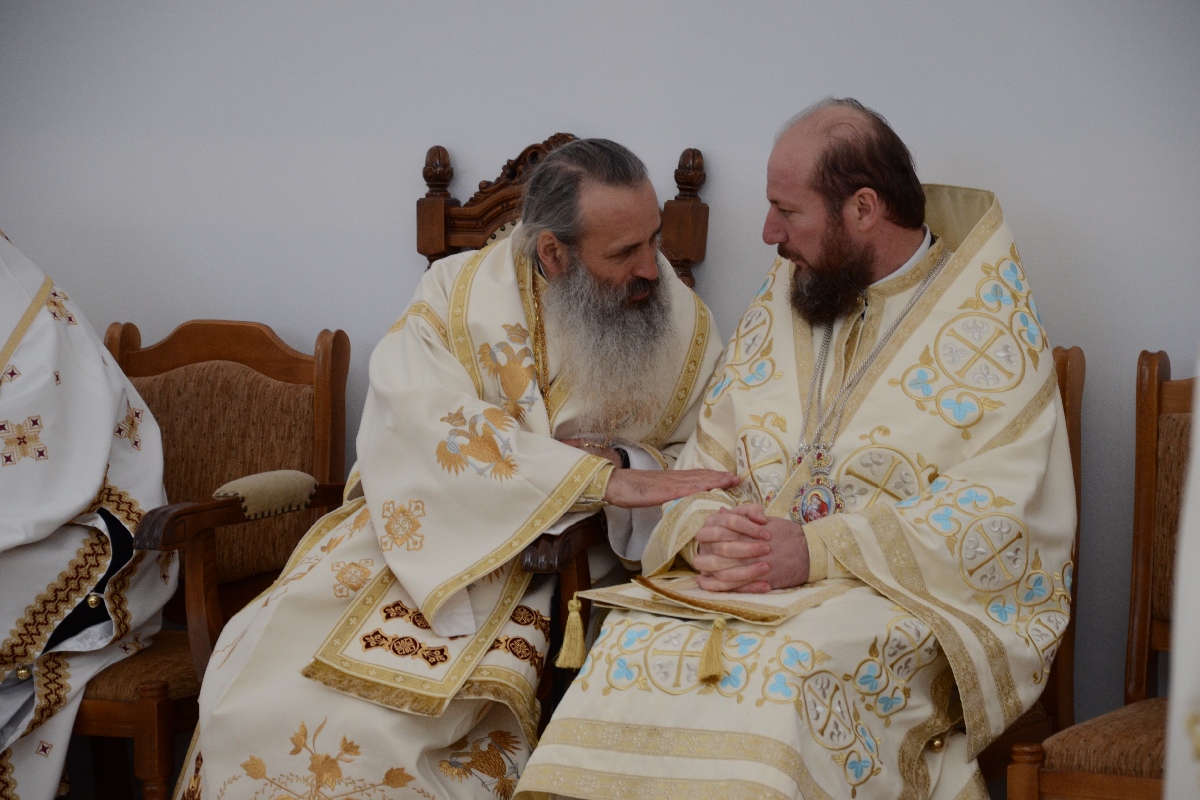 Şase ierarhi la sfinţirea noii biserici a Mănăstirii Popăuţi (Galerie FOTO) Şase ierarhi la sfinţirea noii biserici a Mănăstirii Popăuţi (Galerie FOTO)