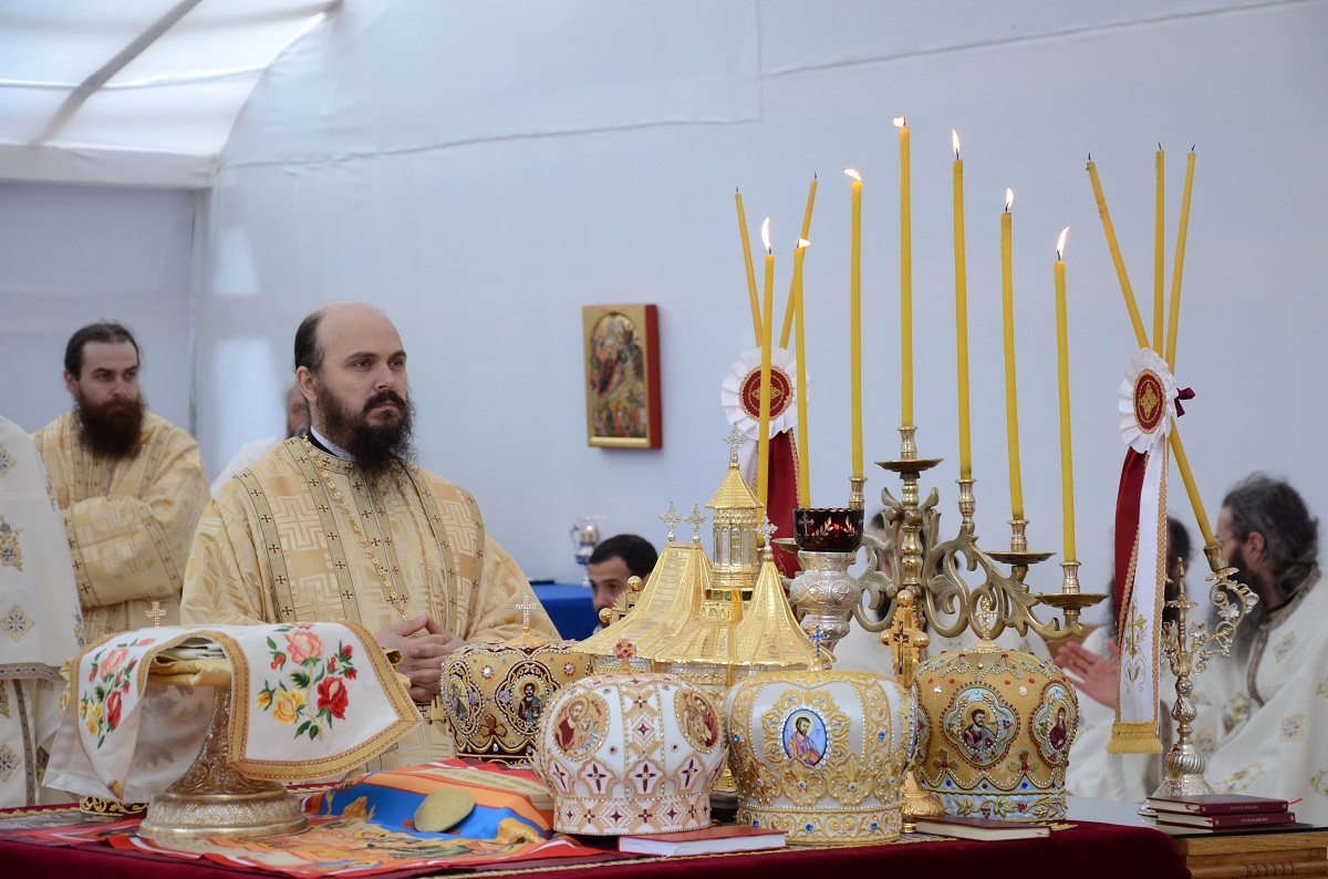 Şase ierarhi la sfinţirea noii biserici a Mănăstirii Popăuţi (Galerie FOTO) Şase ierarhi la sfinţirea noii biserici a Mănăstirii Popăuţi (Galerie FOTO)