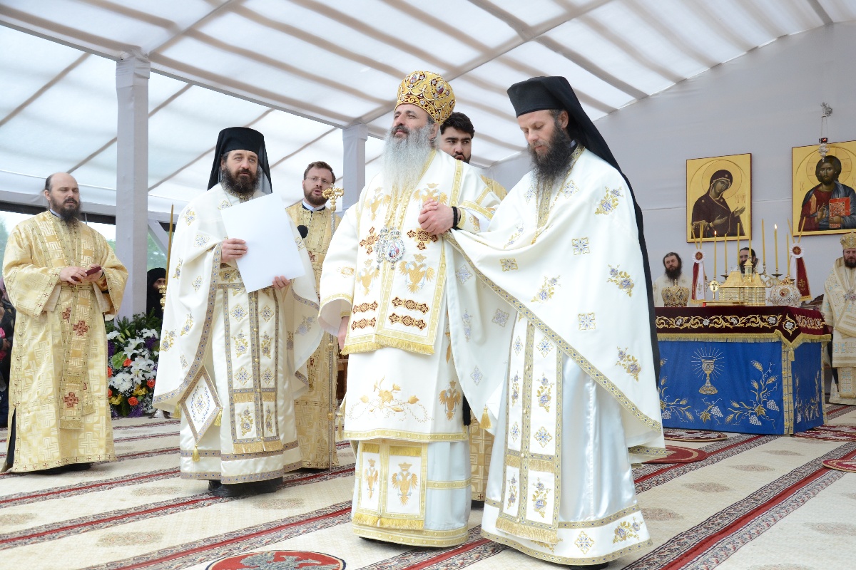 Şase ierarhi la sfinţirea noii biserici a Mănăstirii Popăuţi (Galerie FOTO) Şase ierarhi la sfinţirea noii biserici a Mănăstirii Popăuţi (Galerie FOTO)