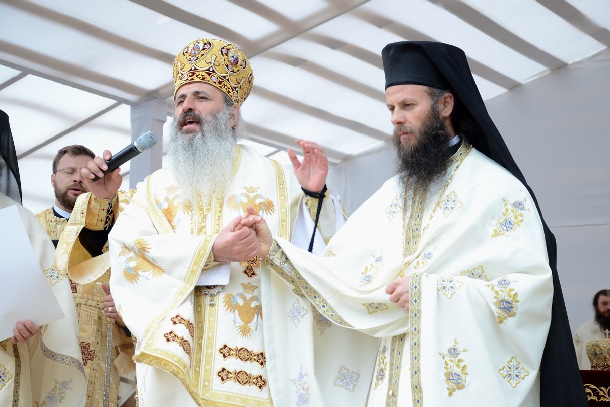 Şase ierarhi la sfinţirea noii biserici a Mănăstirii Popăuţi (Galerie FOTO) Şase ierarhi la sfinţirea noii biserici a Mănăstirii Popăuţi (Galerie FOTO)