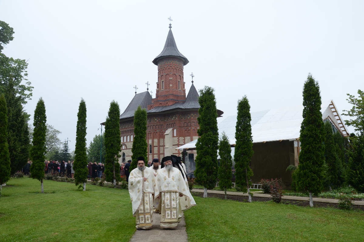 Şase ierarhi la sfinţirea noii biserici a Mănăstirii Popăuţi (Galerie FOTO) Şase ierarhi la sfinţirea noii biserici a Mănăstirii Popăuţi (Galerie FOTO)