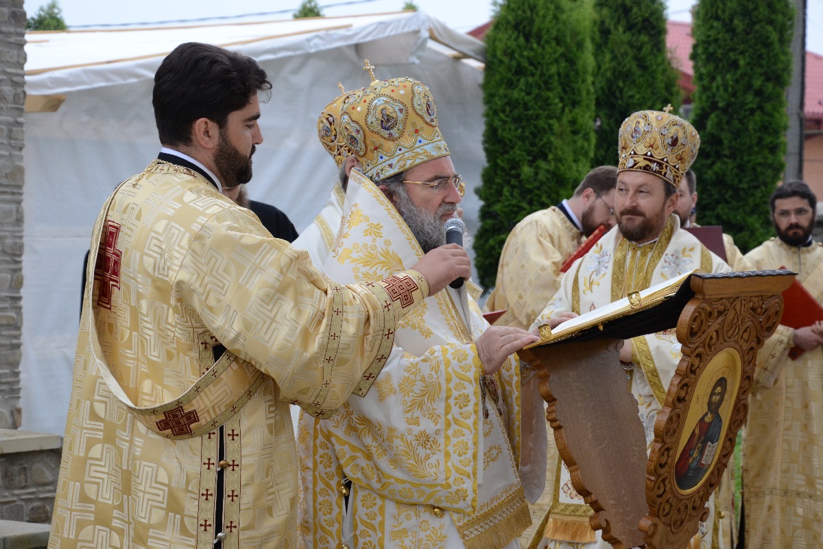Şase ierarhi la sfinţirea noii biserici a Mănăstirii Popăuţi (Galerie FOTO) Şase ierarhi la sfinţirea noii biserici a Mănăstirii Popăuţi (Galerie FOTO)