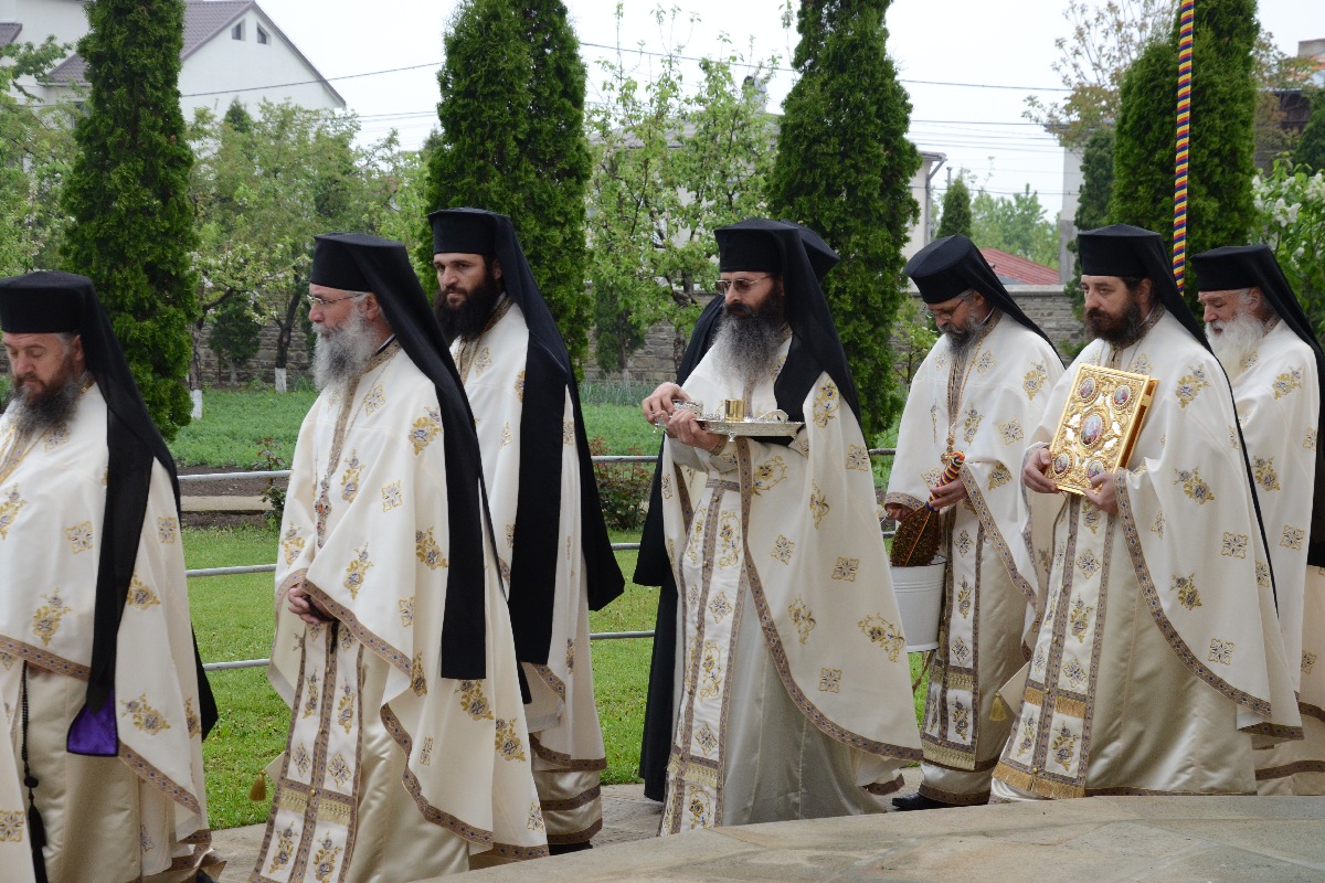 Şase ierarhi la sfinţirea noii biserici a Mănăstirii Popăuţi (Galerie FOTO) Şase ierarhi la sfinţirea noii biserici a Mănăstirii Popăuţi (Galerie FOTO)
