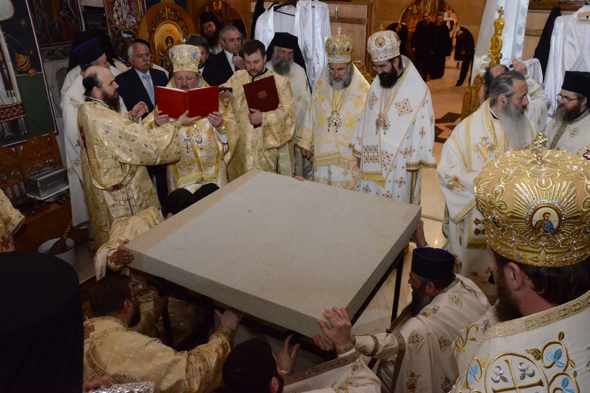 Şase ierarhi la sfinţirea noii biserici a Mănăstirii Popăuţi (Galerie FOTO) Şase ierarhi la sfinţirea noii biserici a Mănăstirii Popăuţi (Galerie FOTO)