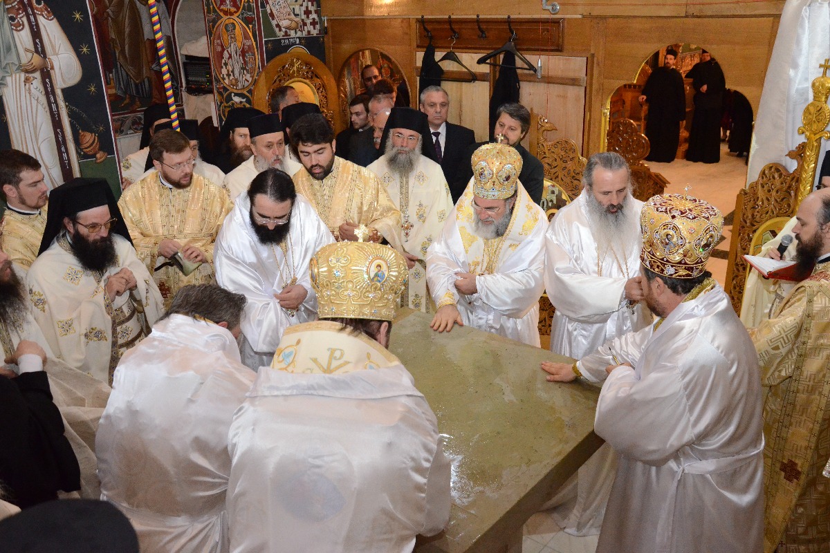 Şase ierarhi la sfinţirea noii biserici a Mănăstirii Popăuţi (Galerie FOTO) Şase ierarhi la sfinţirea noii biserici a Mănăstirii Popăuţi (Galerie FOTO)