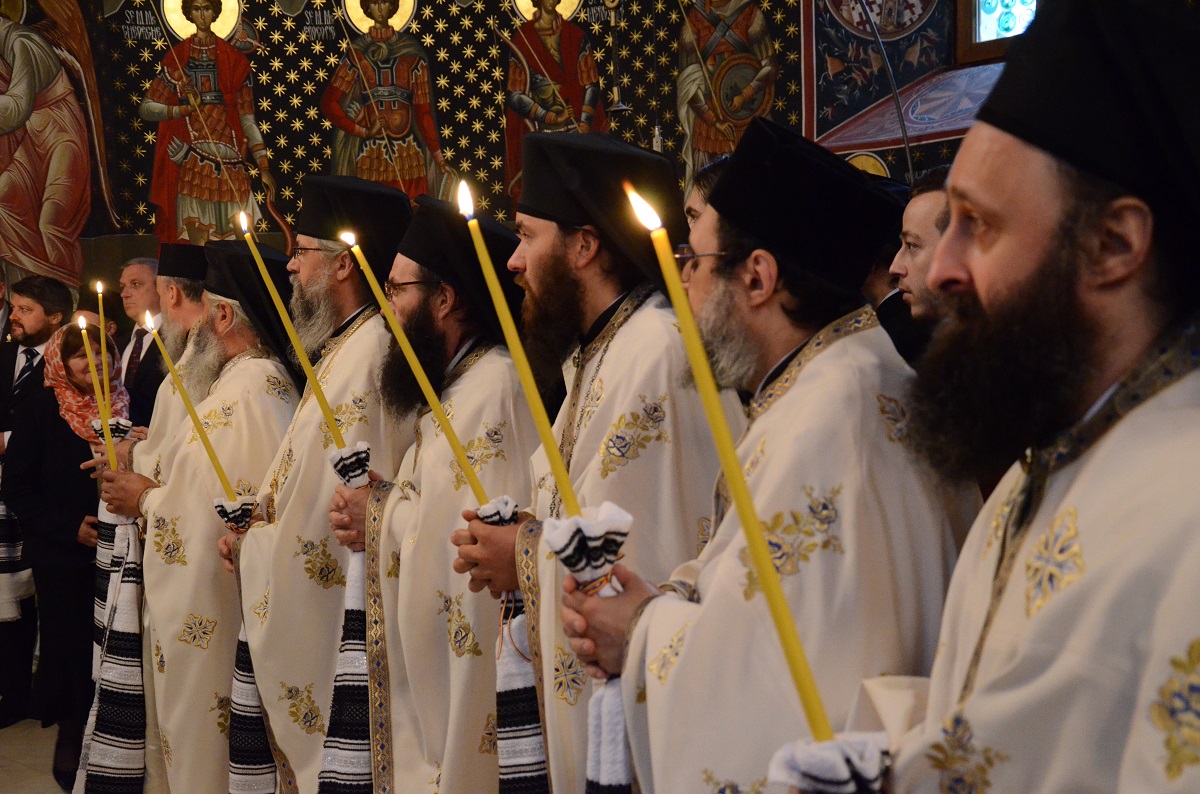 Şase ierarhi la sfinţirea noii biserici a Mănăstirii Popăuţi (Galerie FOTO) Şase ierarhi la sfinţirea noii biserici a Mănăstirii Popăuţi (Galerie FOTO)