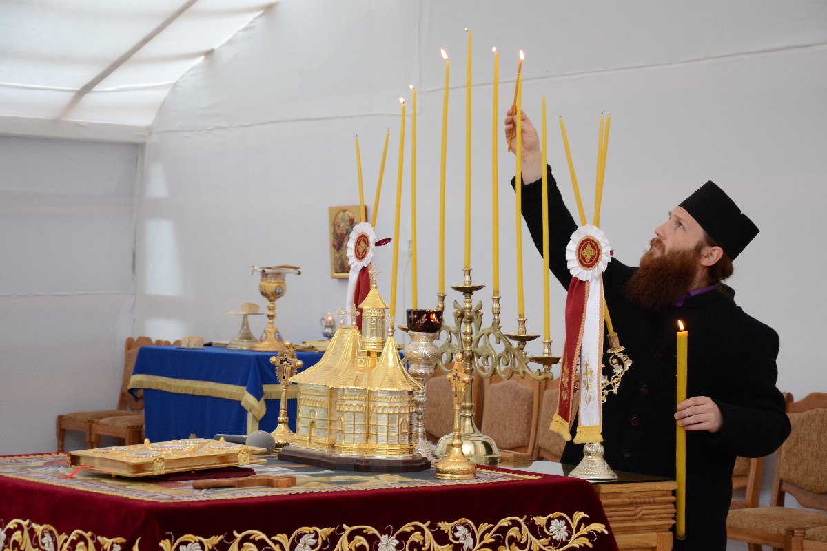 Şase ierarhi la sfinţirea noii biserici a Mănăstirii Popăuţi (Galerie FOTO) Şase ierarhi la sfinţirea noii biserici a Mănăstirii Popăuţi (Galerie FOTO)