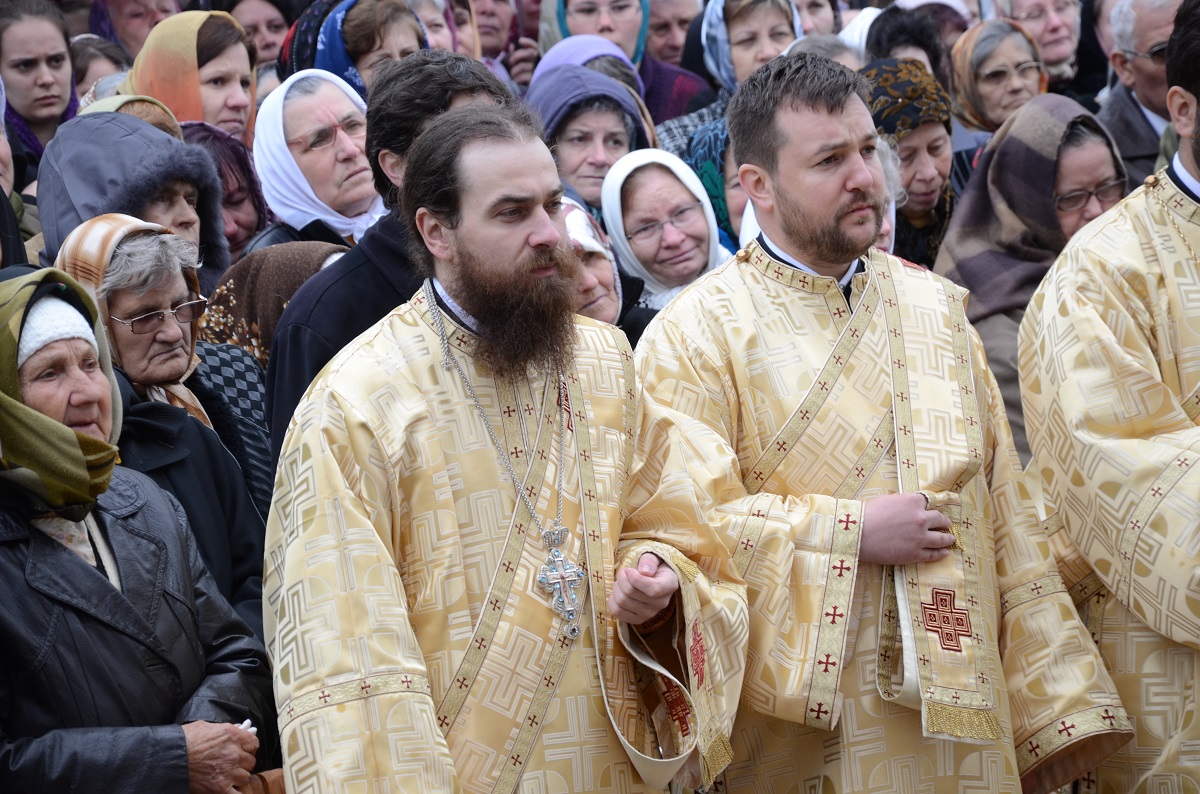Şase ierarhi la sfinţirea noii biserici a Mănăstirii Popăuţi (Galerie FOTO) Şase ierarhi la sfinţirea noii biserici a Mănăstirii Popăuţi (Galerie FOTO)