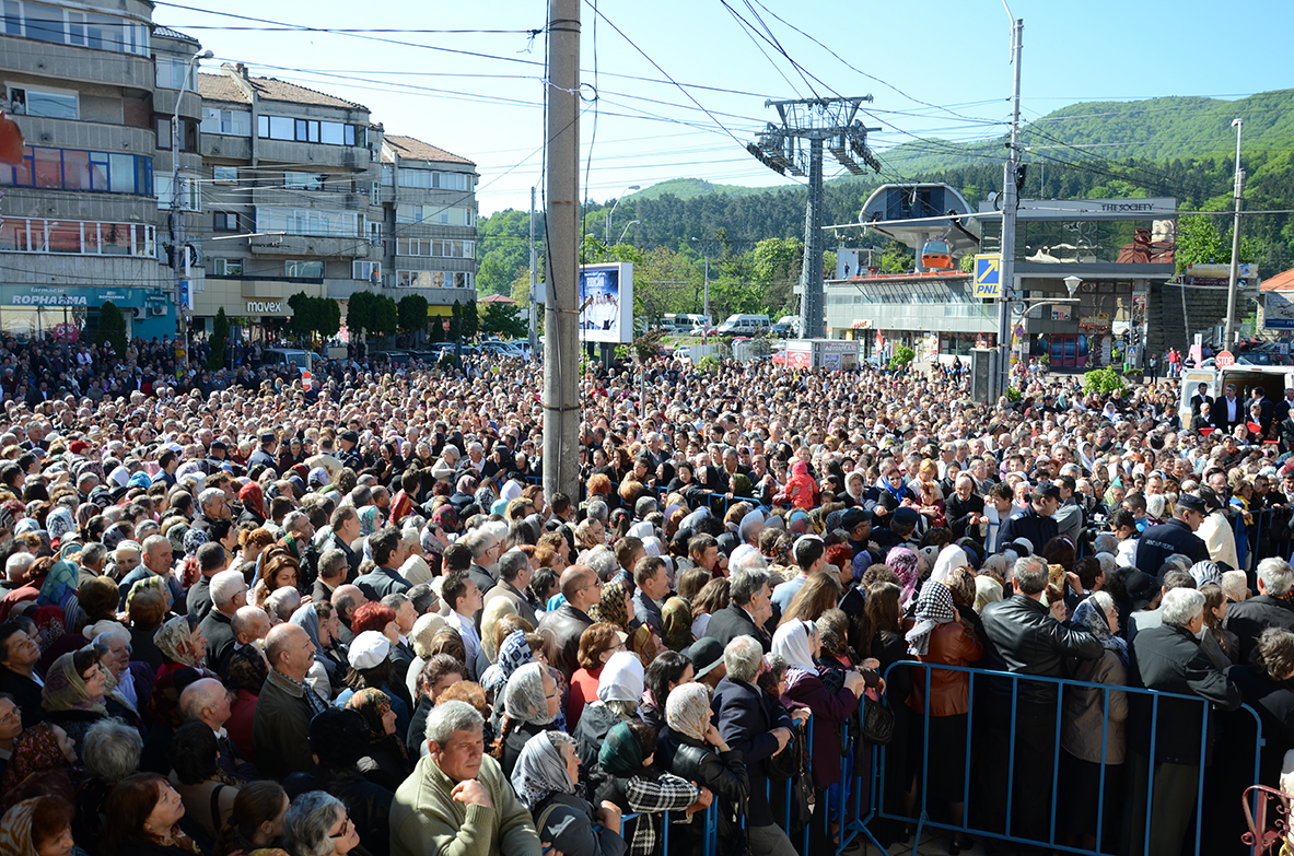 29 de preoţi şi 4.000 de credincioşi la sfinţirea Bisericii „Pogorârea Sfântului Duh“ din Piatra Neamţ