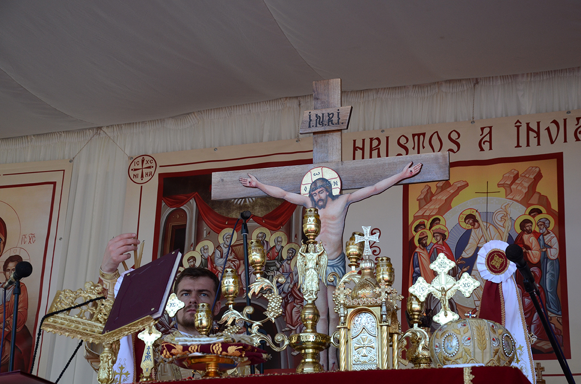 29 de preoţi şi 4.000 de credincioşi la sfinţirea Bisericii „Pogorârea Sfântului Duh“ din Piatra Neamţ