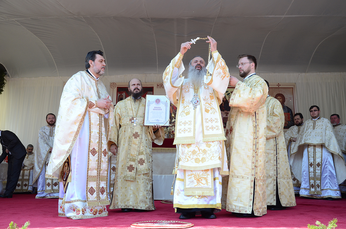 29 de preoţi şi 4.000 de credincioşi la sfinţirea Bisericii „Pogorârea Sfântului Duh“ din Piatra Neamţ