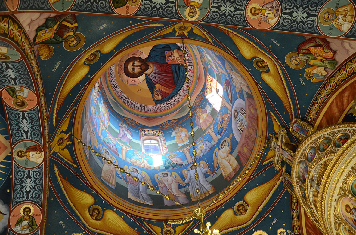 29 de preoţi şi 4.000 de credincioşi la sfinţirea Bisericii „Pogorârea Sfântului Duh“ din Piatra Neamţ