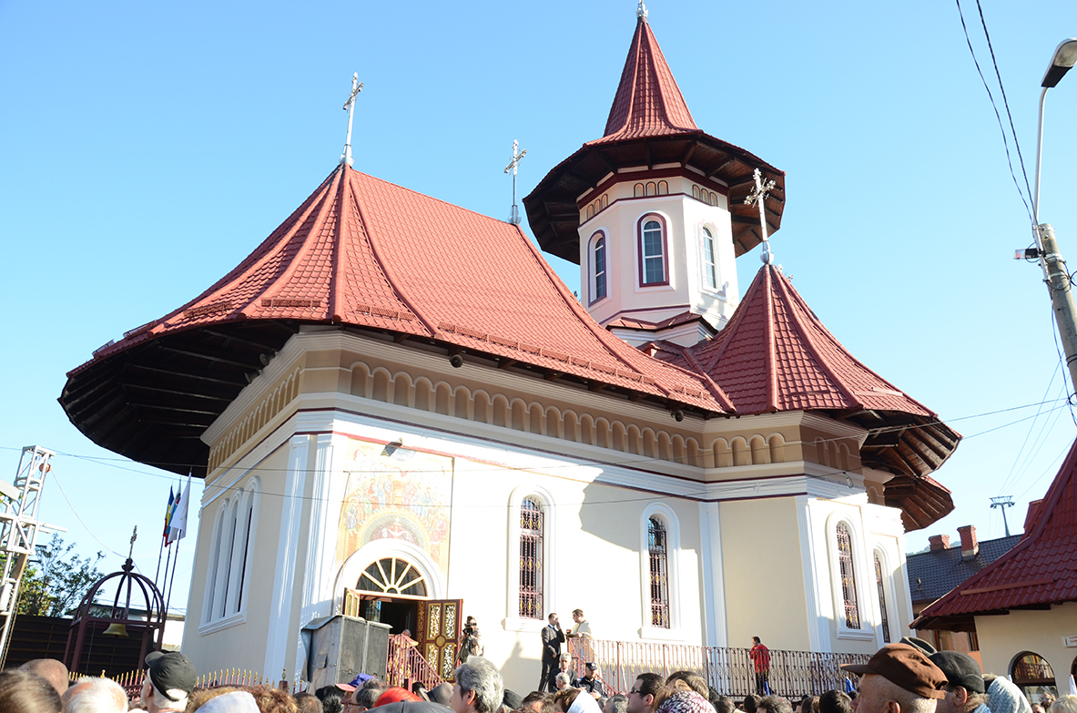 29 de preoţi şi 4.000 de credincioşi la sfinţirea Bisericii „Pogorârea Sfântului Duh“ din Piatra Neamţ