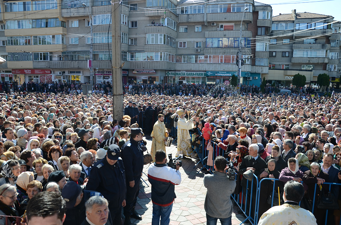 29 de preoţi şi 4.000 de credincioşi la sfinţirea Bisericii „Pogorârea Sfântului Duh“ din Piatra Neamţ