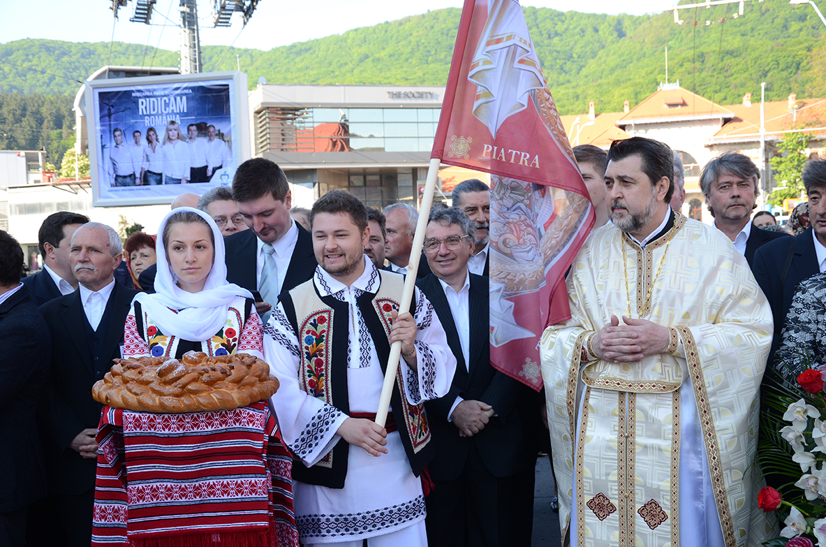 29 de preoţi şi 4.000 de credincioşi la sfinţirea Bisericii „Pogorârea Sfântului Duh“ din Piatra Neamţ