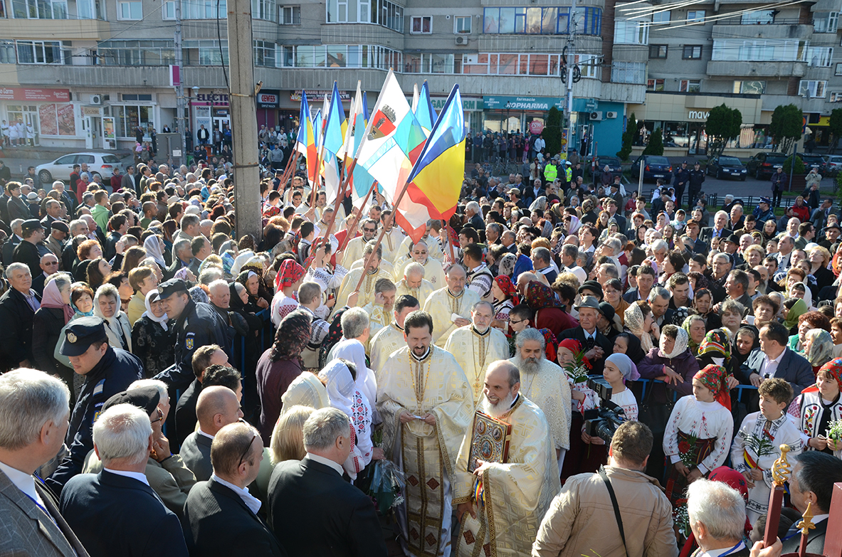 29 de preoţi şi 4.000 de credincioşi la sfinţirea Bisericii „Pogorârea Sfântului Duh“ din Piatra Neamţ