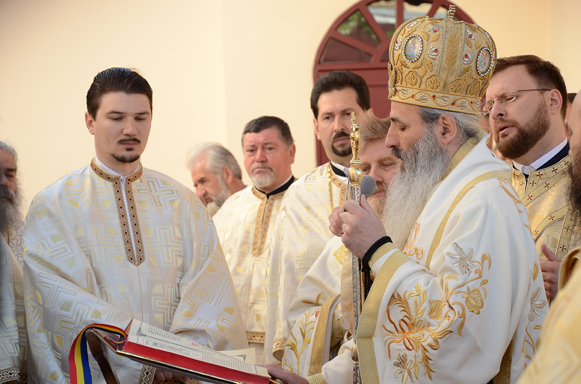 29 de preoţi şi 4.000 de credincioşi la sfinţirea Bisericii „Pogorârea Sfântului Duh“ din Piatra Neamţ