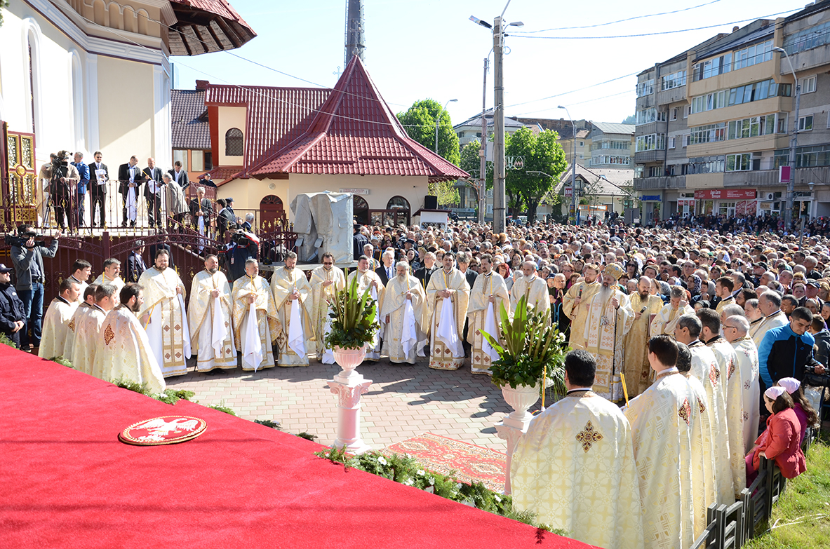 29 de preoţi şi 4.000 de credincioşi la sfinţirea Bisericii „Pogorârea Sfântului Duh“ din Piatra Neamţ