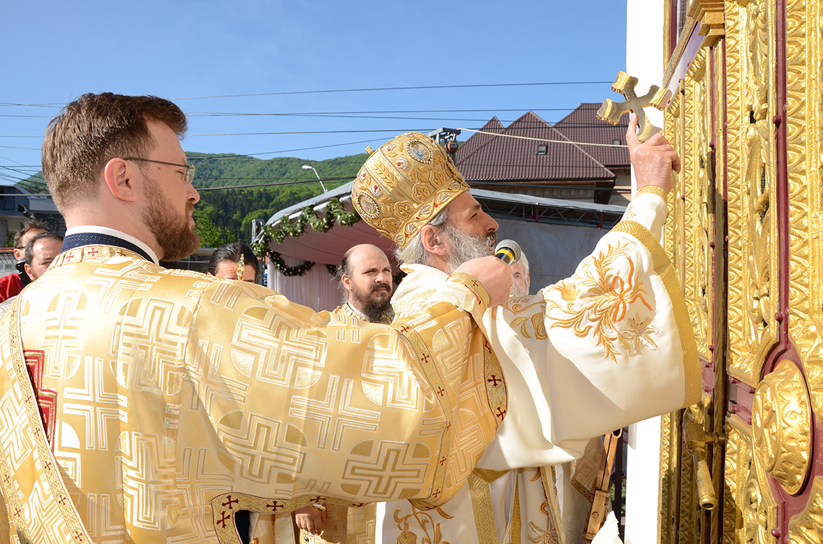 29 de preoţi şi 4.000 de credincioşi la sfinţirea Bisericii „Pogorârea Sfântului Duh“ din Piatra Neamţ