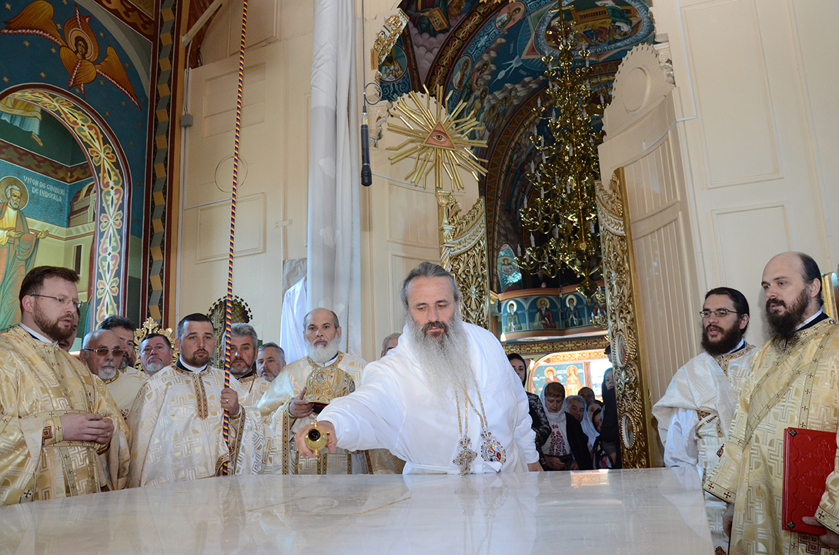 29 de preoţi şi 4.000 de credincioşi la sfinţirea Bisericii „Pogorârea Sfântului Duh“ din Piatra Neamţ