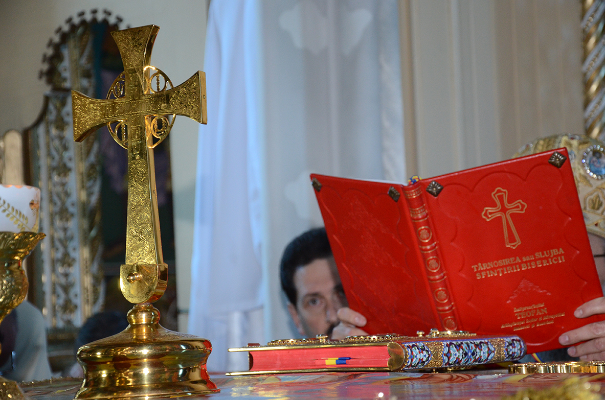 29 de preoţi şi 4.000 de credincioşi la sfinţirea Bisericii „Pogorârea Sfântului Duh“ din Piatra Neamţ