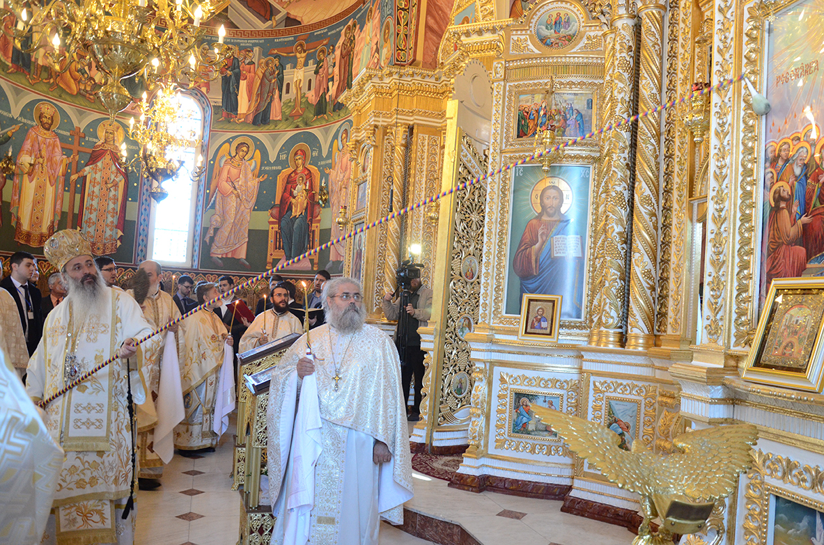 29 de preoţi şi 4.000 de credincioşi la sfinţirea Bisericii „Pogorârea Sfântului Duh“ din Piatra Neamţ