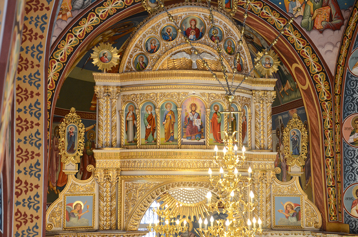 29 de preoţi şi 4.000 de credincioşi la sfinţirea Bisericii „Pogorârea Sfântului Duh“ din Piatra Neamţ