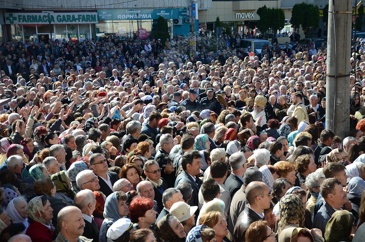 29 de preoţi şi 4.000 de credincioşi la sfinţirea Bisericii „Pogorârea Sfântului Duh“ din Piatra Neamţ