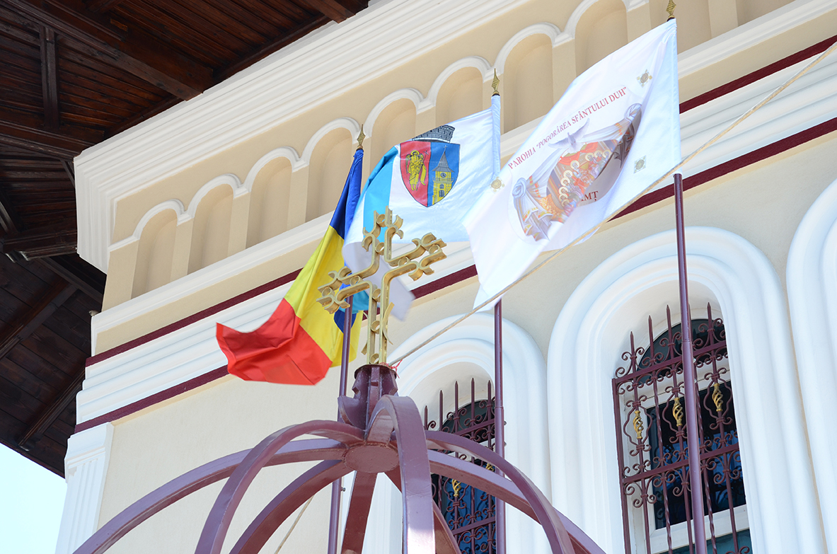 29 de preoţi şi 4.000 de credincioşi la sfinţirea Bisericii „Pogorârea Sfântului Duh“ din Piatra Neamţ