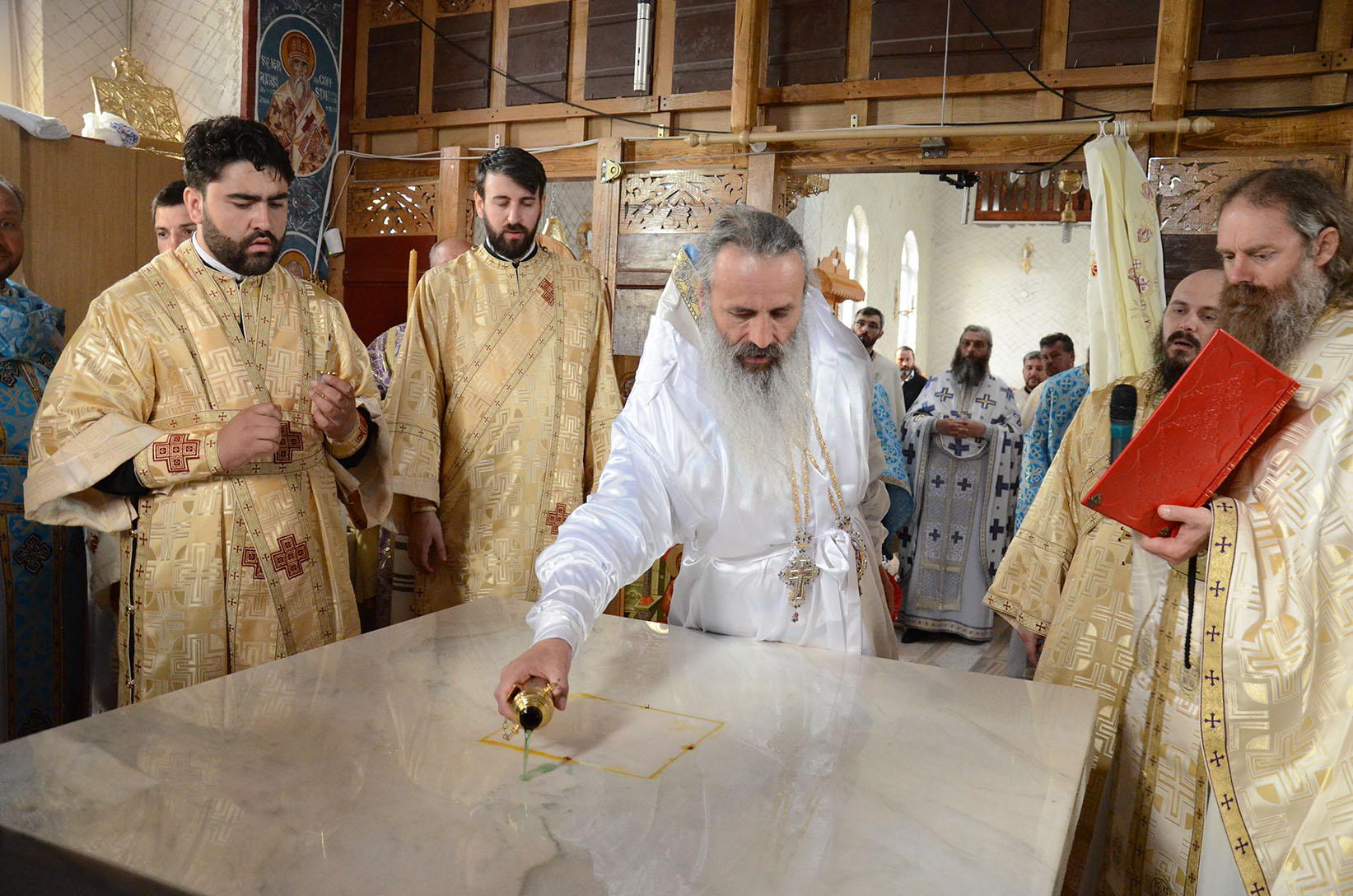 IPS Părinte Mitropolit Teofan a sfinţit Biserica „Sfinţii Împăraţi Constantin şi Elena“ din Frenciugi