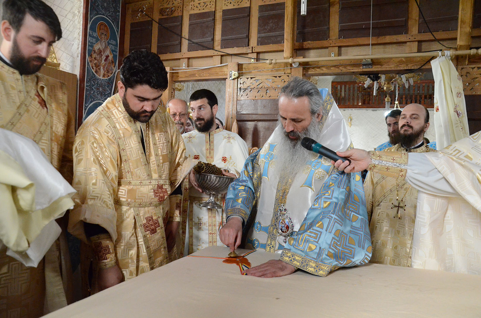 IPS Părinte Mitropolit Teofan a sfinţit Biserica „Sfinţii Împăraţi Constantin şi Elena“ din Frenciugi