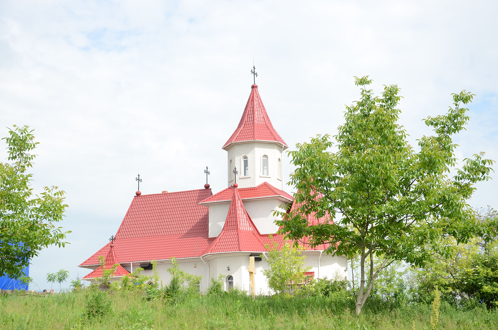 IPS Părinte Mitropolit Teofan a sfinţit Biserica „Sfinţii Împăraţi Constantin şi Elena“ din Frenciugi