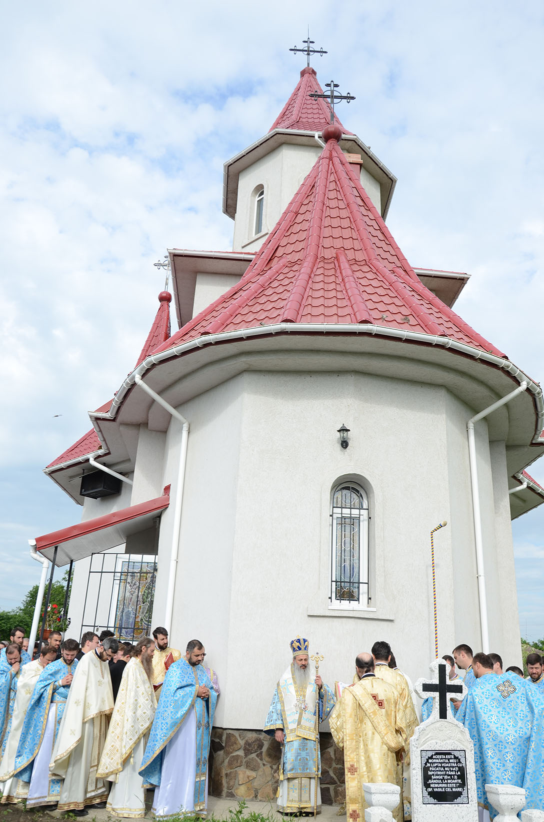 IPS Părinte Mitropolit Teofan a sfinţit Biserica „Sfinţii Împăraţi Constantin şi Elena“ din Frenciugi