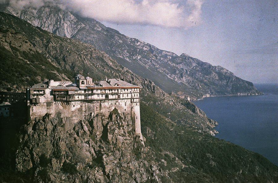 Mănăstiri ortodoxe „pe marginea prăpastiei”