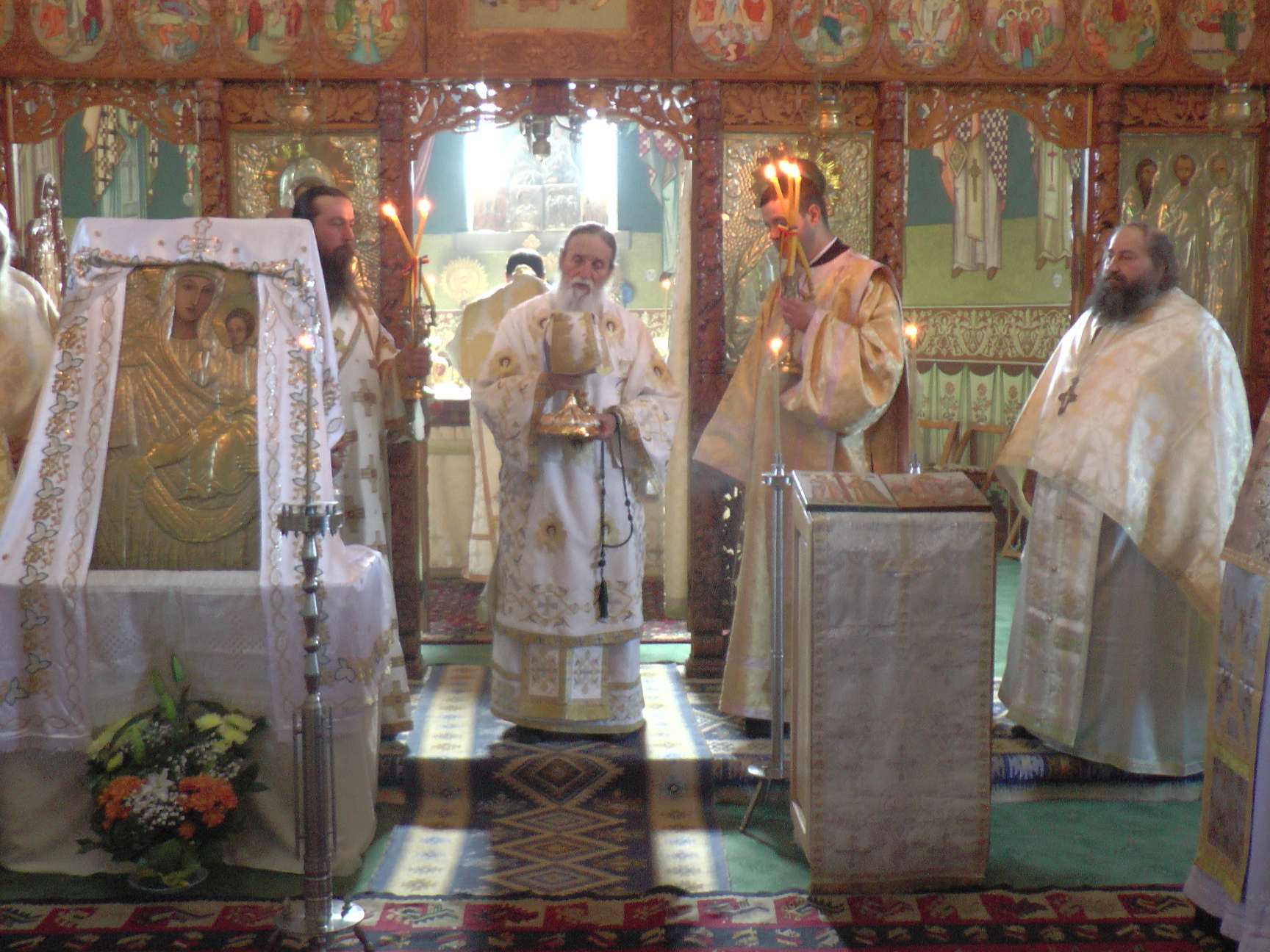 Slujbă arhierească în Parohia Slătioara Slujbă arhierească în Parohia Slătioara