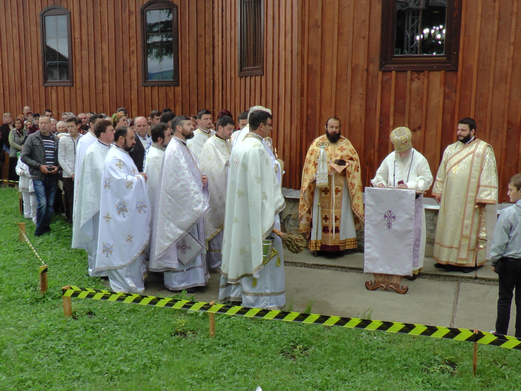 IPS Pimen a sfinţit biserica Parohiei Măzănăieşti