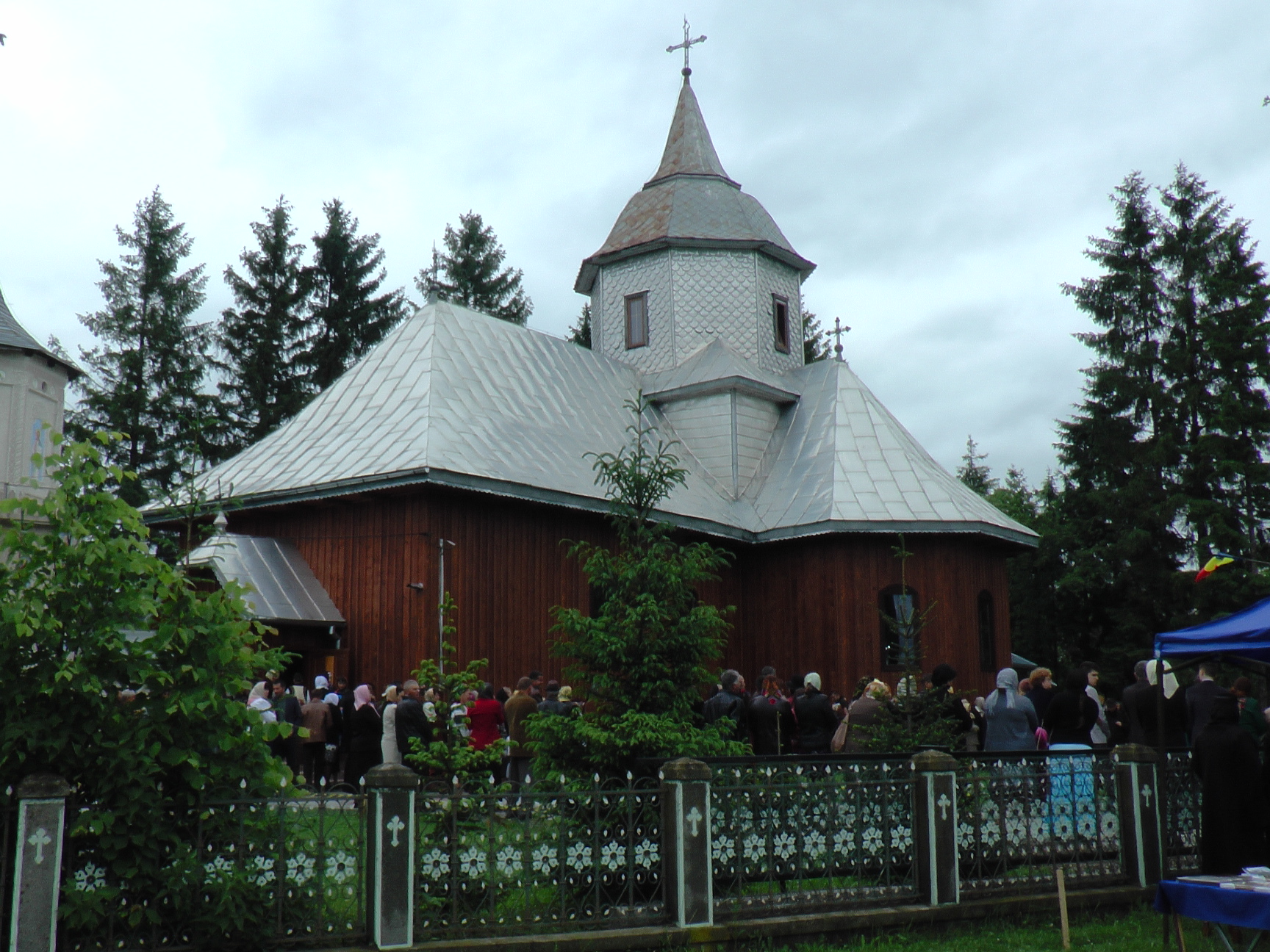 IPS Pimen a sfinţit biserica Parohiei Măzănăieşti