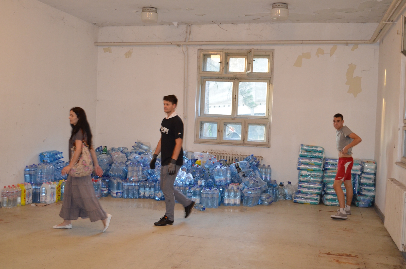 Ajutoare pentru persoanele sinistrate din Serbia