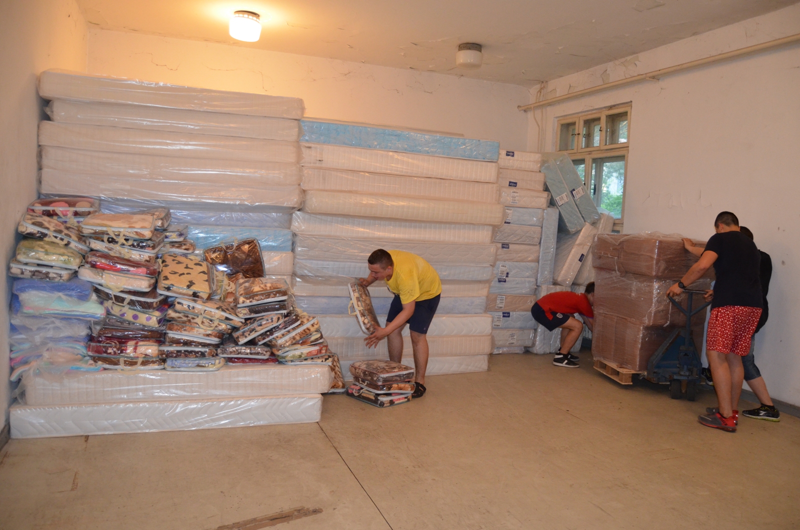 Ajutoare pentru persoanele sinistrate din Serbia