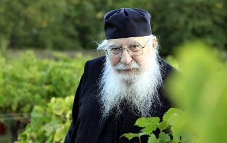 Oare tot oamenilor slujim?