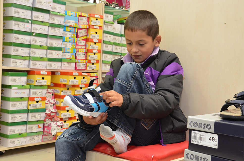 Daruri pentru 20 de copii nevoiaşi, în urma campaniei &quot;Cadoul tău pentru noi, papuceii pentru ei&quot;