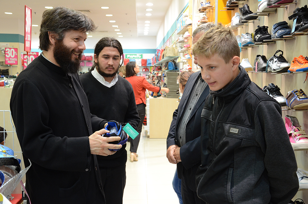 Daruri pentru 20 de copii nevoiaşi, în urma campaniei &quot;Cadoul tău pentru noi, papuceii pentru ei&quot;