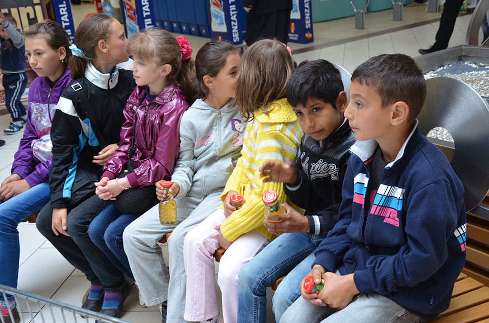 Daruri pentru 20 de copii nevoiaşi, în urma campaniei &quot;Cadoul tău pentru noi, papuceii pentru ei&quot;