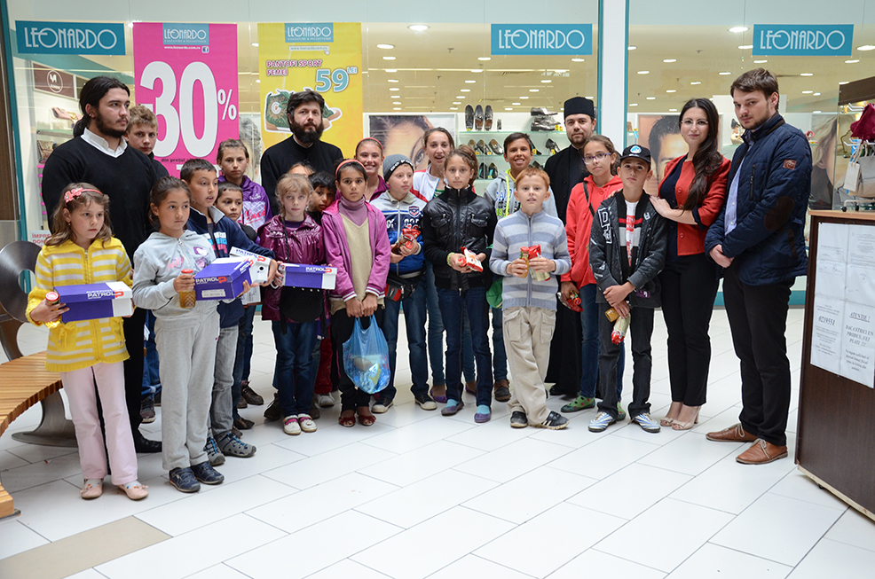 Daruri pentru 20 de copii nevoiaşi, în urma campaniei &quot;Cadoul tău pentru noi, papuceii pentru ei&quot;