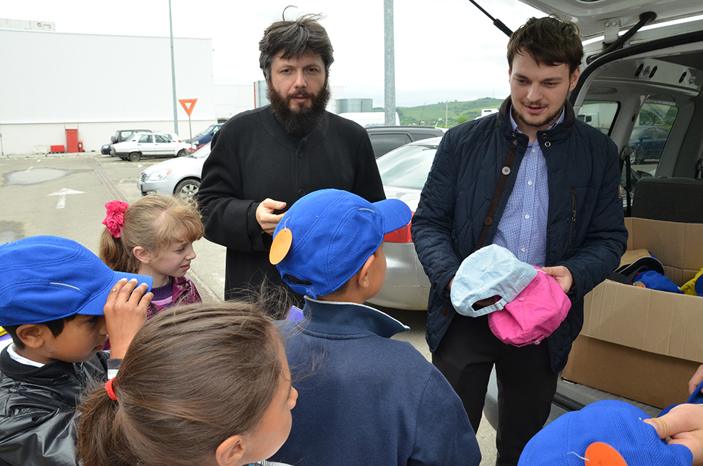 Daruri pentru 20 de copii nevoiaşi, în urma campaniei &quot;Cadoul tău pentru noi, papuceii pentru ei&quot;