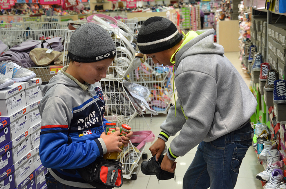 Daruri pentru 20 de copii nevoiaşi, în urma campaniei &quot;Cadoul tău pentru noi, papuceii pentru ei&quot;
