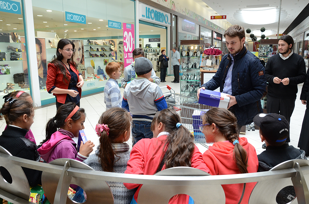 Daruri pentru 20 de copii nevoiaşi, în urma campaniei &quot;Cadoul tău pentru noi, papuceii pentru ei&quot;