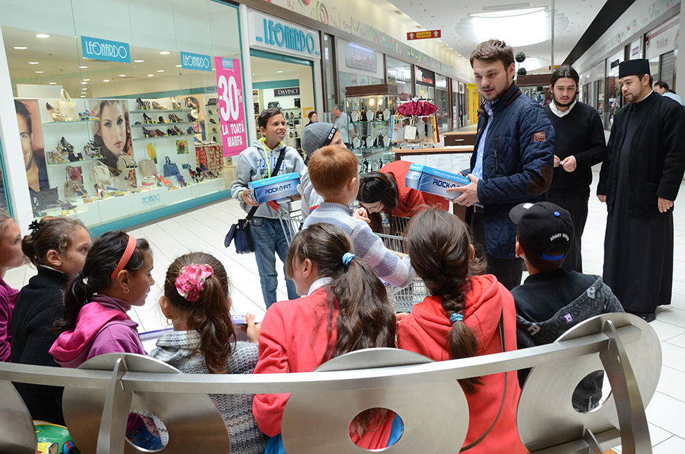 Daruri pentru 20 de copii nevoiaşi, în urma campaniei &quot;Cadoul tău pentru noi, papuceii pentru ei&quot;